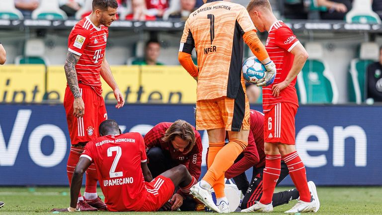 firo : 14.05.2022,.Fu...ball, 1.Bundesliga, Saison 2021/2022,.VfL Wolfsburg - FC Bayern M...nchen..Dayot Upamecano (FC Bayern M...nchen) Verletzung, Schmerzen, Behandlung, ..$worldrights, Es gelten  unsere AGB, einsehbar auf www.firosportphoto.de,.copyright by firo sportphoto:.Coesfelder Str. 207.D-48249 D...lmen.www.firosportphoto.de.mail@firosportphoto.de.Kontoverbindung :.(V o l k s b a n k   B o c h u m - W i t t e n ).IBAN : DE68430601290341117100.BIC : GENODEM1BOC.Tel:... +49-2594-9916004.Fax:...+49-2594-9916005