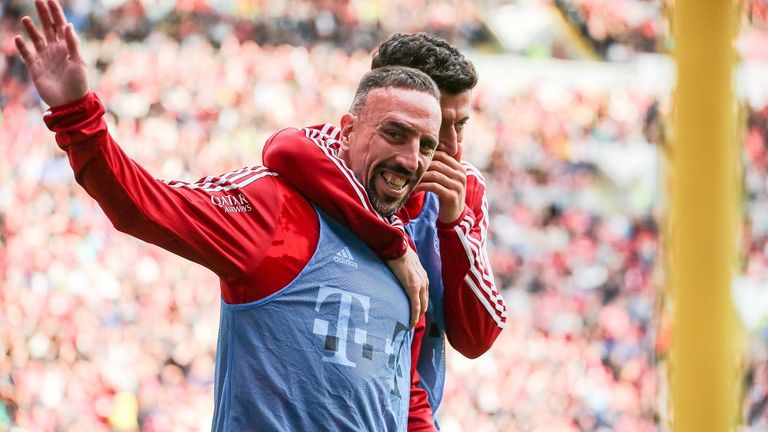 Franck Ribery verließ den FC Bayern am 30.6.2019 ablösefrei. Marktwert am 30.6.2019: 2,5 Millionen Euro. Für eine Ablösesumme  von 30 Millionen Euro war er 2007 nach München gekommen.  
