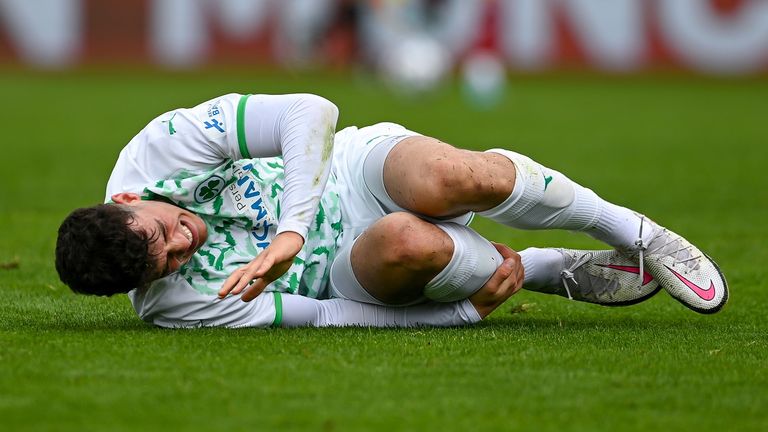 Mustafa Fadras (Greuther F..rth II, 9) am Boden liegend, mit Schmerzen nach einem Foul, racked with pain verletzt, Verletzung, injured, sporting injury Freisteller, Ganzk..rper, Einzelbild, Aktion, Action, 01.05.2022, M..nchen (Deutschland), Fussball, Regionalliga Bayern, FC Bayern M..nchen II - SpVgg Greuther F..rth II