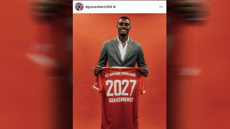 Ryan Gravenberch mit dem Trikot seines neuen Arbeitgebers FC Bayern. (Bildquelle: Instagram/dgravenberch94)