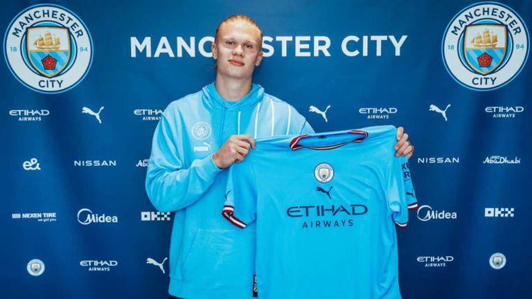 Erling Haaland präsentiert stolz sein neues Trikot (Quelle: Manchester City).