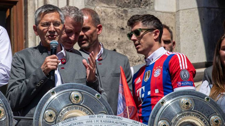 Robert Lewandowski (r.) möchte den FC Bayern frühzeitig verlassen.
