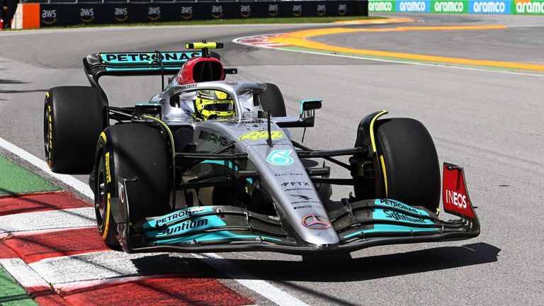 Lewis Hamilton beschwert sich über seinen Mercedes.