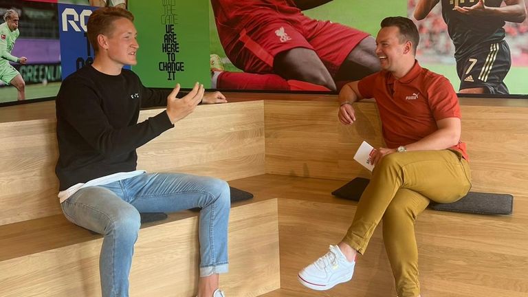 Sky Reporter Florian Plettenberg hat Bayern-Torwart Ron-Thorben Hoffmann zum Interview in München getroffen.