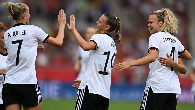 Klara Bühl (m.) war mit ihren drei Treffern die Matchwinnerin bei der EM-Generalprobe der DFB-Frauen. 