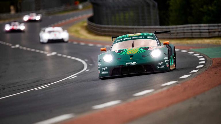 Michael Fassbender in seinem Porsche in Le Mans.