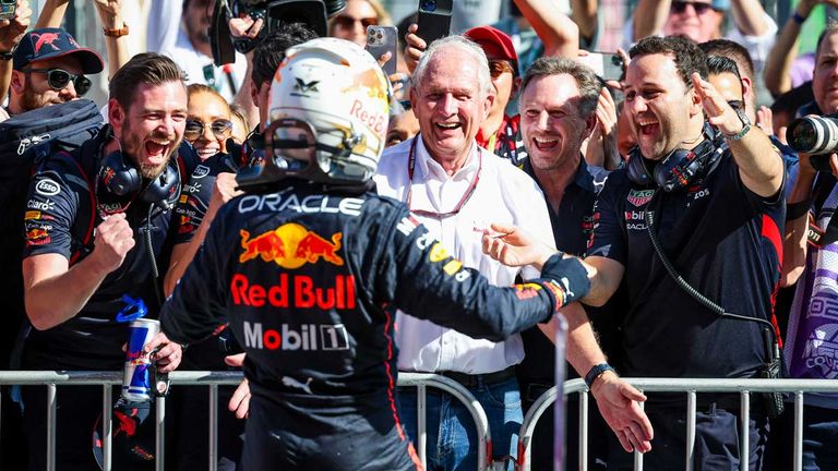 Max Verstappen (vorne) lässt sich nach seinem Sieg in Aserbaidschan von seinem Red-Bull-Team feiern.