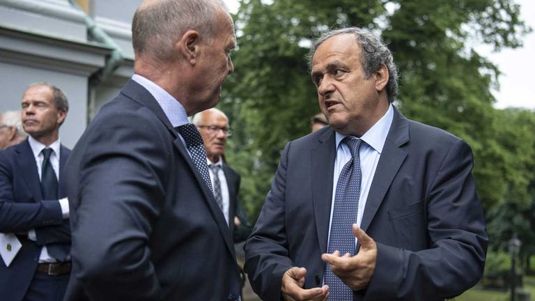 Die FIFA fordert vom früheren UEFA-Präsidenten Michel Platini (r.) eine Rückzahlung von 2,1 Millionen Euro.