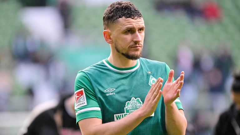 Milos Veljkovic bindet sich langfristig an Werder Bremen.