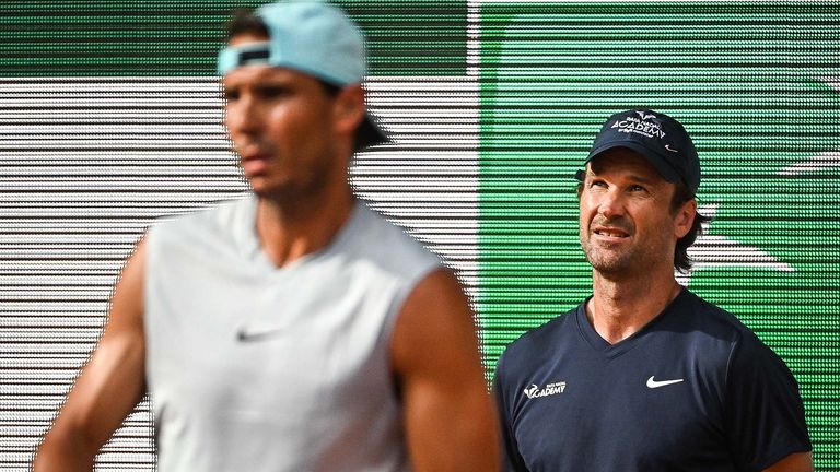 Carlos Moya (r.) kann Rafael Nadal in Zukunft offiziell auch während der Spiele coachen. 