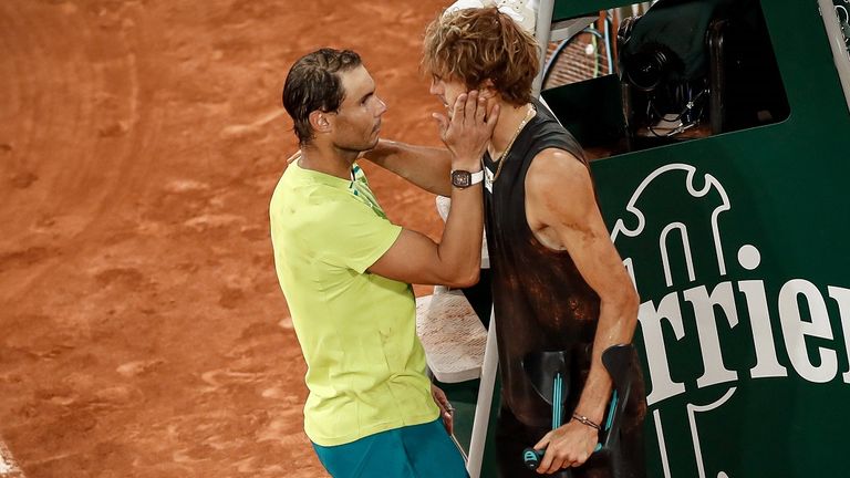 Rafael Nadal (l.) tröstet Alexander Zverev.