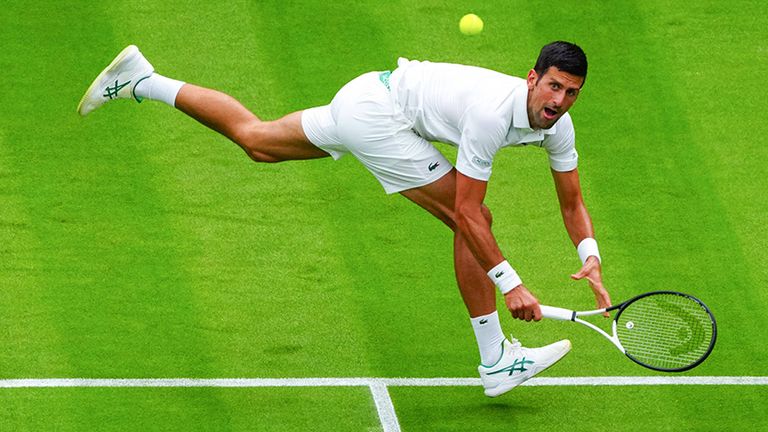 Novak Djokovic hatte in der ersten Runde in Wimbledon seine Mühe.
