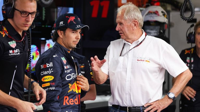 Für Sergio Perez ist es die zweite Saison bei Red Bull und deren Motorsportchef Dr. Helmut Marko (r.) 