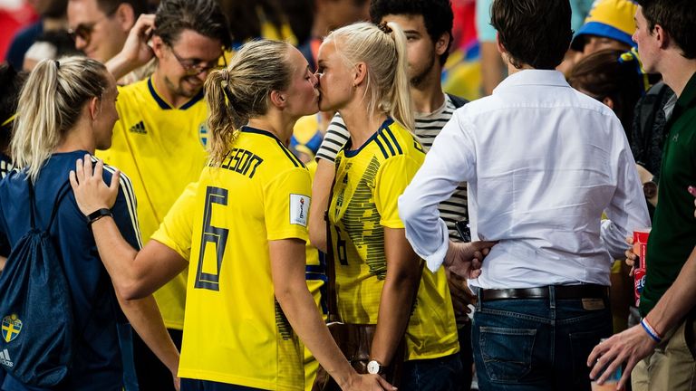 Das Foto, dass um die Welt ging: Eriksson (l.) und Harder (r.) nach dem WM-Viertelfinale 2019. 