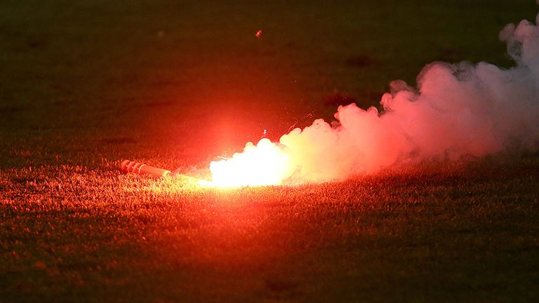 Ein England-Fan mit Bengalo hat in München für einen Feueralarm im Hotel gesorgt