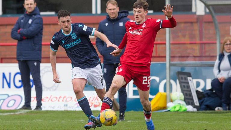 Mit Calvin Ramsay handelt es sich auch beim dritten Neuzugang des Sommers um ein Top-Talent. Der 18-jährige Schotte ist Rechtsverteidiger und kommt für 4,7 Mio. € vom FC Aberdeen.