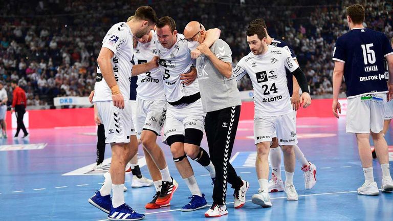 Kiels Sander Sagosen (M.) musste das Spielfeld verletzungsbedingt vorzeitig verlassen.