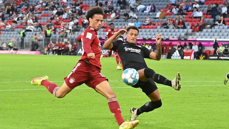 Leroy Sane (l.)  trifft mit dem FC Bayern am Freitag, den 5. August auf Eintracht Frankfurt mit Tuta