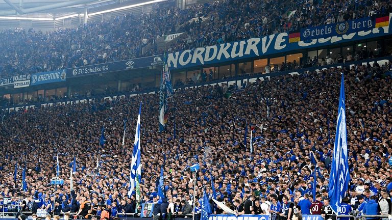 Veltins Arena auf Schalke
Kapazität: 62.271 Zuschauer
Preis pro Bier (0,5 l): 4,60 €
Preis pro Bratwurst: 2,90 €