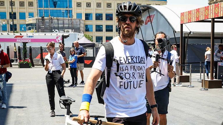Sebastian Vettel ist wie gewohnt klimafreundlich unterwegs - nämlich mit dem Fahrrad. 