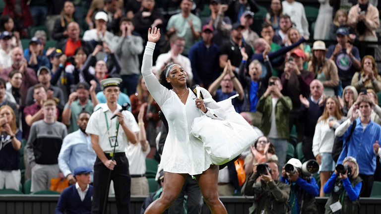 Serena Williams verliert bei ihrem Comeback nach einjähriger Pause zum Auftakt in Wimbledon. Dennoch wird der US-Superstar anschließend von den Fans gefeiert.