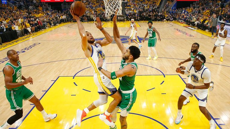 Nicht zu stoppen: Warriors-Guard Stephen Curry (2.v.l.) kommt gegen Boston auf 29 Punkte.