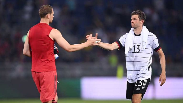 Manuel Neuer (l.) und Thomas Müller haben es nicht in die DFB-Top-Elf nach Marktwerten geschafft.