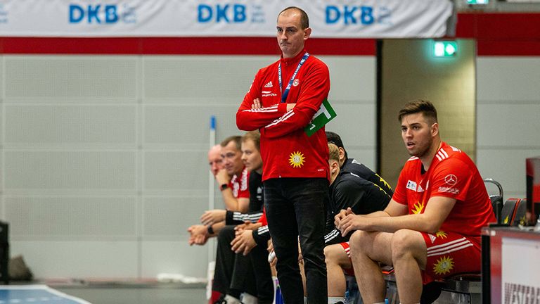 Trainer Emir Kurtagic steigt mit TuS N-Luebbecke TuS in die 2. Handball-Bundesliga ab.