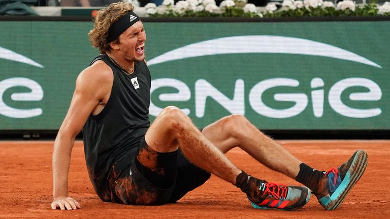 Alexander Zverev schreite vor Schmerzen auf dem Platz.