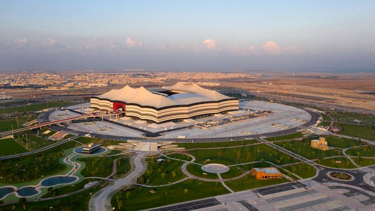 Das Al-Bayt-Stadion soll ebenfalls Design mit der arabischen Kultur verbinden ("Bayt al Sha'ar" arab. für traditionelle Nomaden-Unterkünfte). Der zeltartige Aufbau, die typischen Sadu Musterund schwarzen Streifen sind daran orientiert. 