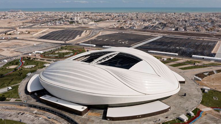 al-Janoub Stadium in Doha: Das in Hafennähe stehende Stadion erinnert an eine riesige Muschel, auf deren Dach man Wellen des Meeres oder Sanddünen der arabischen Wüste erkennt. Die Form wurde auch im Stile alter Dhau-Boote (Perlenfischer) gestaltet. 