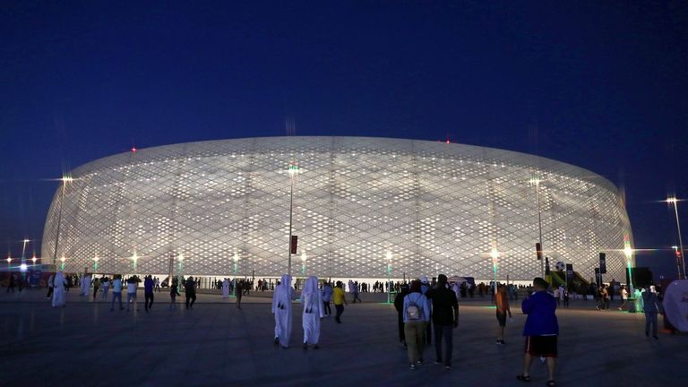 al-Thumama Stadium in Doha: Die kreisrunde Form und Verziereung sollen an die Gahfiya erinnern, eine traditionelle und weit verbreitete Kopfbedeckung im arabischen Raum. Nach der WM soll das Stadion als Sportklinik genutzt werden.