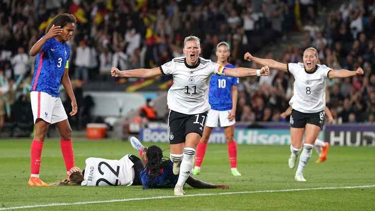 Alexandra Popp (vorne) schnürt gegen Frankreich einen Doppelpack- Die DFB-Frauen machen das EM-Finale gegen England perfekt.