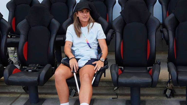 Weltfußballerin Alexia Putellas hat sich kurz vor dem EM-Auftakt das Kreuzbandriss gerissen. 