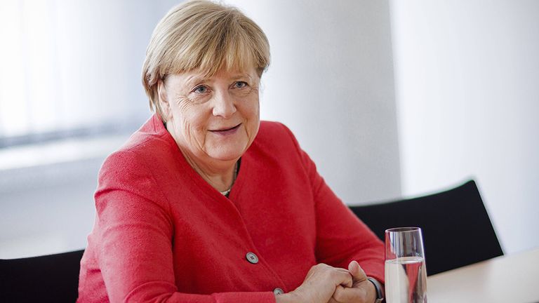 Bundeskanzlerin a.D. Angela Merkel meldet sich regelmäßig bei den DFB-Frauen.