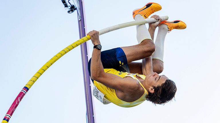 Armand Duplantis hat WM-Gold mit einem neuen Weltrekord geholt.