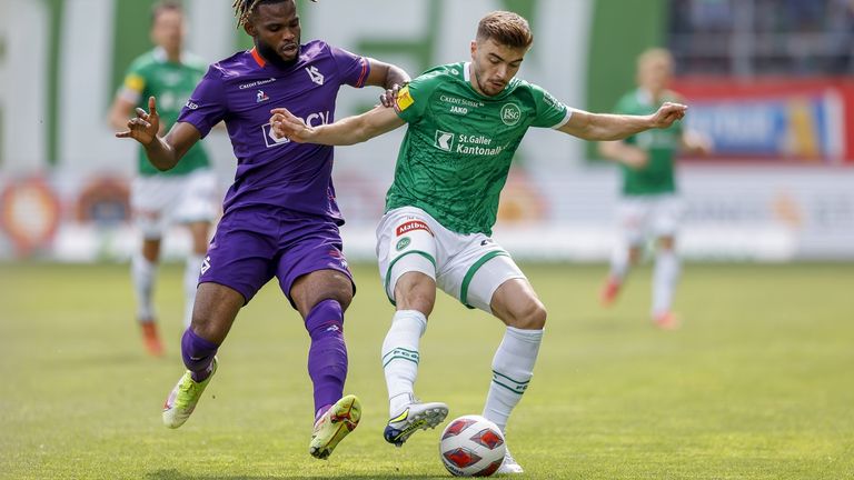 Betim Fazliji (r.) im Zweikampf mit Goduine Koyalipou (l.).