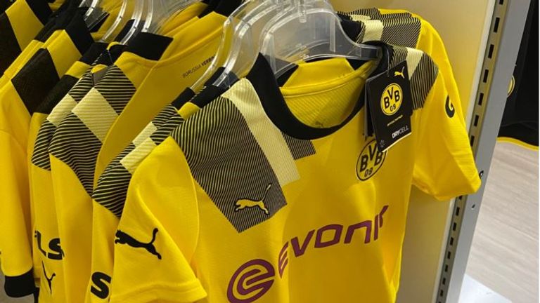 Das künftige Cup-Trikot kommt hauptsächlich in Gelb mit Applikationen auf den Schultern daher (Quelle: Herbie/schwatzgelb.de).
