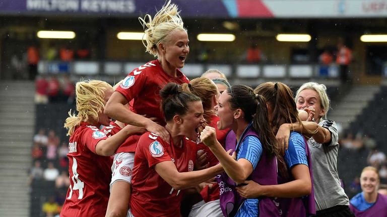 Dänemark besiegt Außenseiter Finnland knapp mit 1:0.