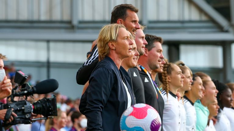 Martina Voss-Tecklenburg kritisierte, dass die Frauen bei der EM nur 23 Spielerinnen nominieren durften.