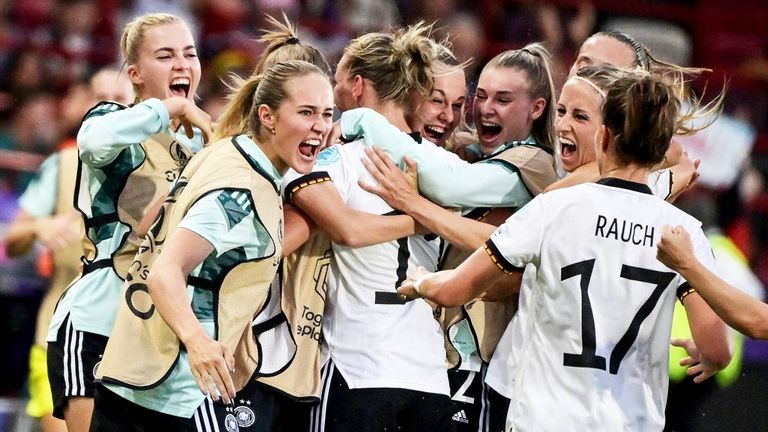 Die DFB-Frauen feiern den EM-Gruppensieg.