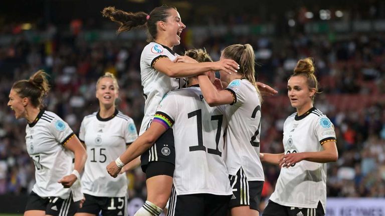 Deutschland steht bei der Frauen-EM 2022 im Finale. Der Jubel nach dem Halbfinalsieg gegen Frankreich fiel entsprechend groß aus.