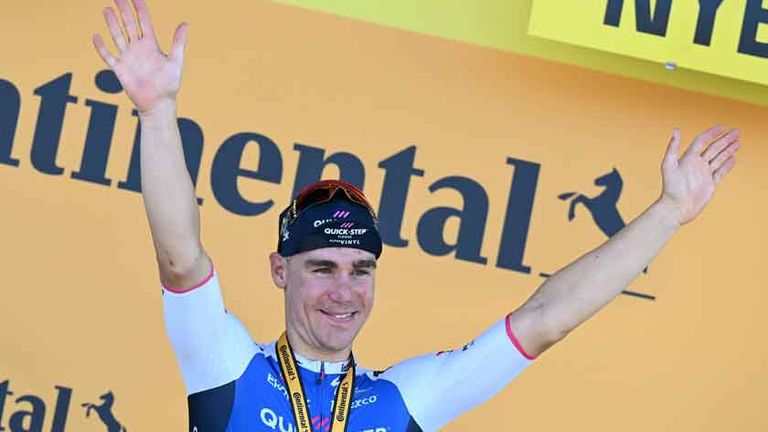 Fabio Jakobsen feiert seinen ersten Tour-de-France-Etappensieg.