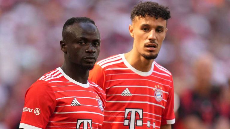 Mit den Neuzugängen Sadio Mane (links) und Noussair Mazraoui will der FC Bayern in der neuen Saison um alle Titel mitspielen.