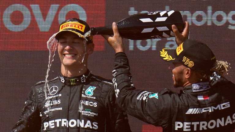 Lewis Hamilton (r.) und George Russell haben in Frankreich das erste Doppelpodium der Saison für Mercedes eingefahren.
