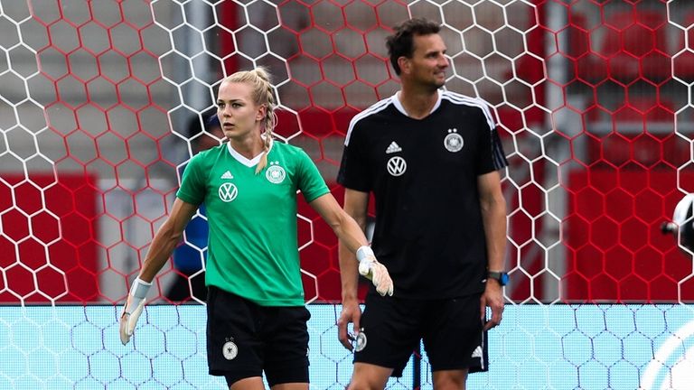 Merle Frohms macht derzeit einen oerfekten Job für die DFB-Elf. Das findet auch ihr Torwarttrainer Michael Fuchs.