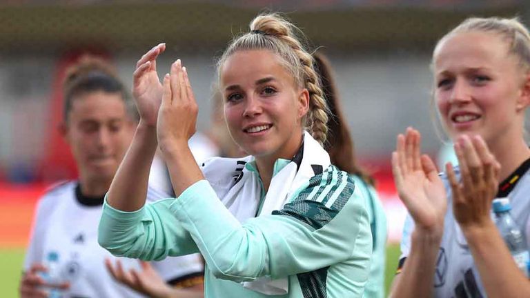 Gluila Gwinn (M.) trifft mit dem DFB-Team in der EM -Vorrunde auf Dänemark, Spanien und Finnland.