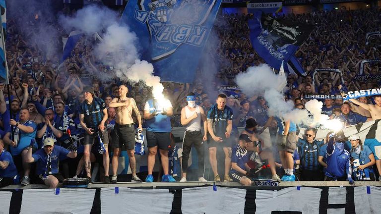 Die Fans des Hamburger SV zünden Pyros im Berliner Olympiastadion.