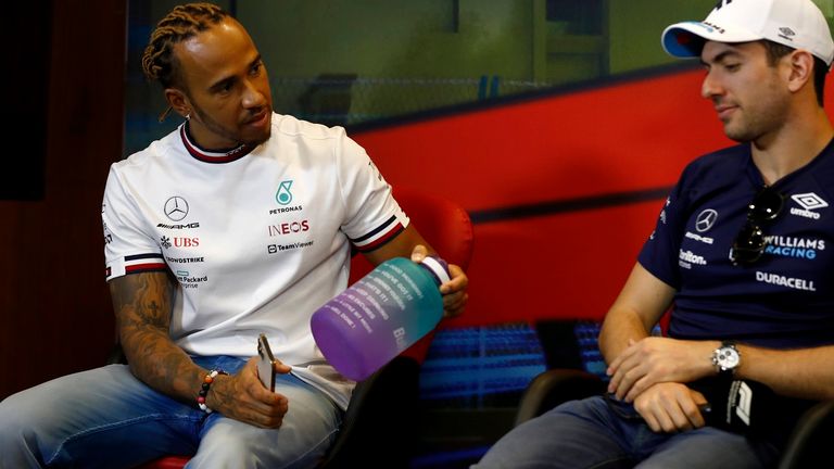 Lewis Hamilton übt Druck auf das Williams-Team von Nicholas Latifi (r.) aus.