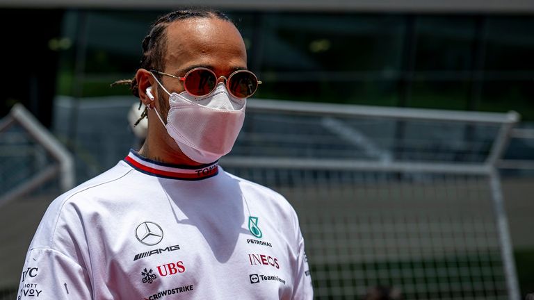 Lewis Hamilton schützt sich weiterhin mit einer Maske vor dem Coronavirus.